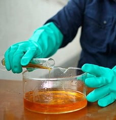 Industrial Nitrile Gloves-Handling Pesticides & Chemical1