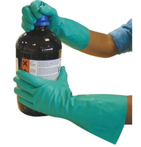 Industrial Nitrile Gloves- Handling Pesticides & Chemical2